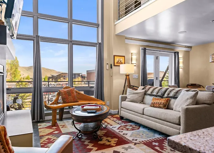 Rmr: The Town Square Loft In Downtown