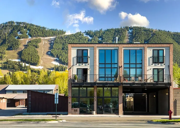 Rmr: The Town Square Loft In Downtown Apartment