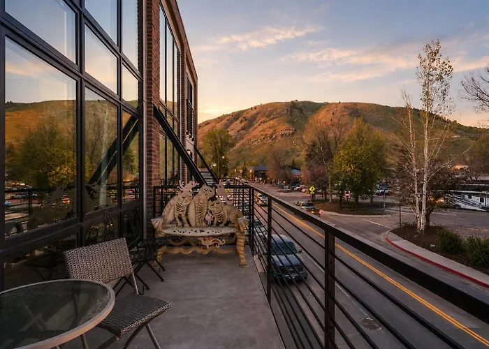 Apartment Rmr: The Town Square Loft In Downtown