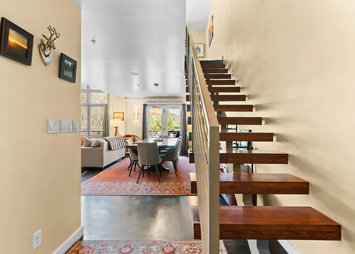 Rmr: The Town Square Loft In Downtown Apartment