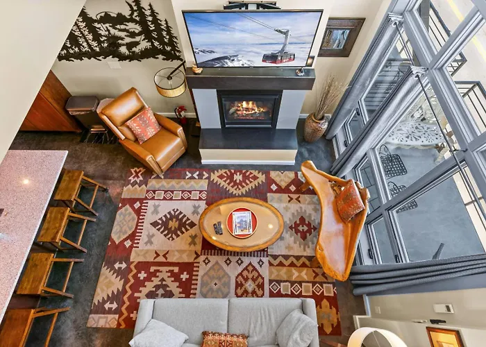 Apartment Rmr: The Town Square Loft In Downtown *